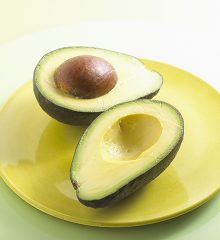 En delad avokado på en tallrik