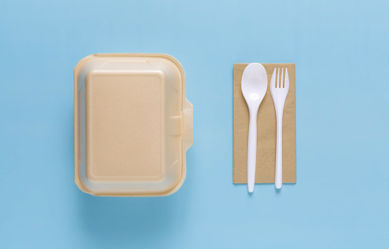 Snabbmatslåda plus bestick.