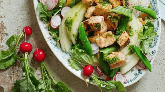 Sallad med snabbgravad och stekt lax