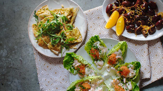 Olika tilltugg på vardera fat.