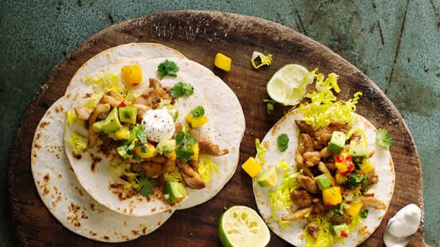 Kycklingtacos på en skärbräda.