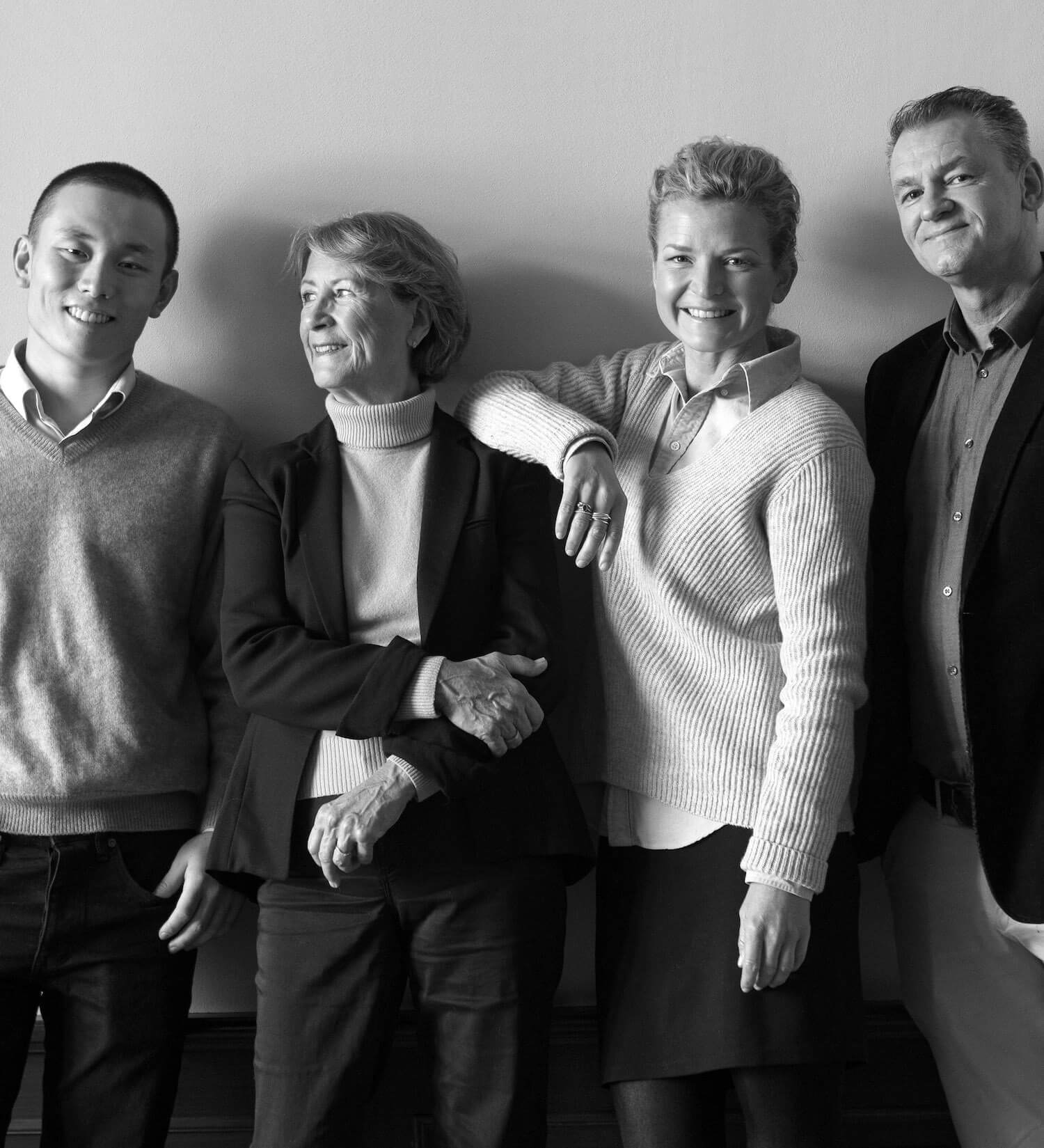 Fyra personer som samarbetar och samverkar 