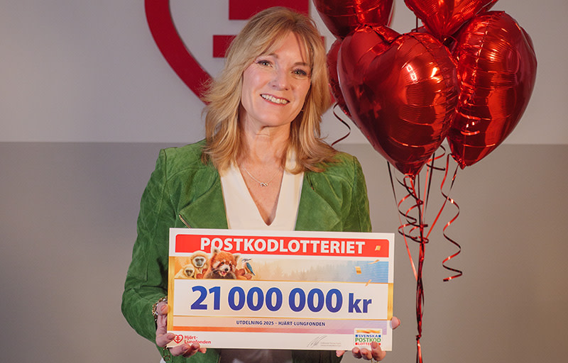 Hjärt-Lungfondens generalsekreterare Kristina Sparreljung med check från Postkodlotteriet
