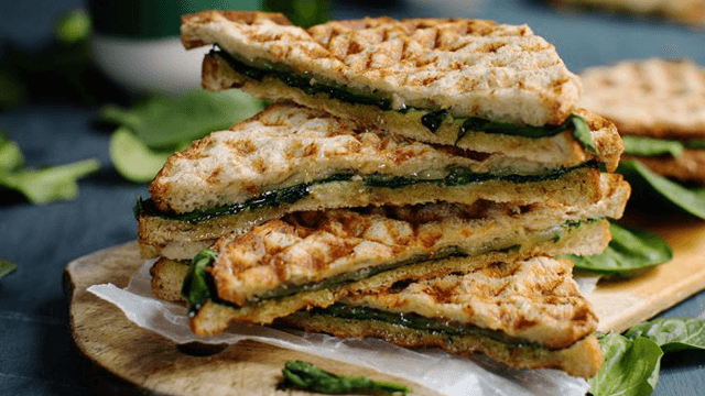 Våffelmackor med pesto, spenat och mozzarella