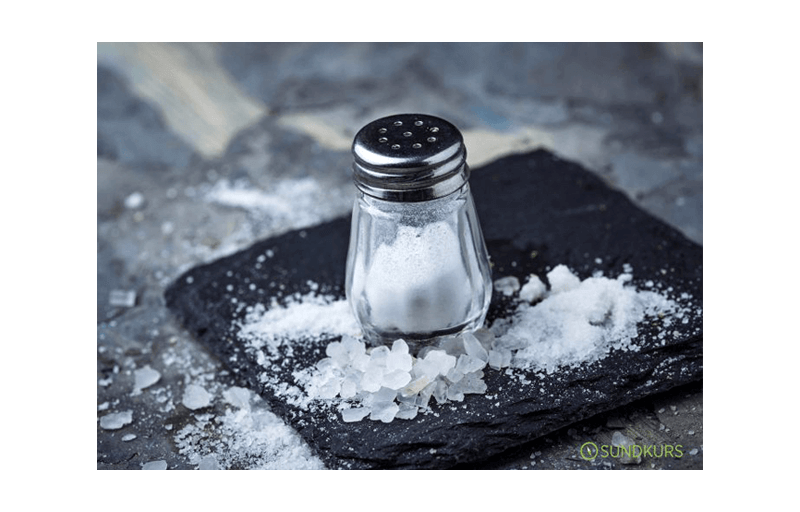 Ett saltkar och salt utspritt runtomkring