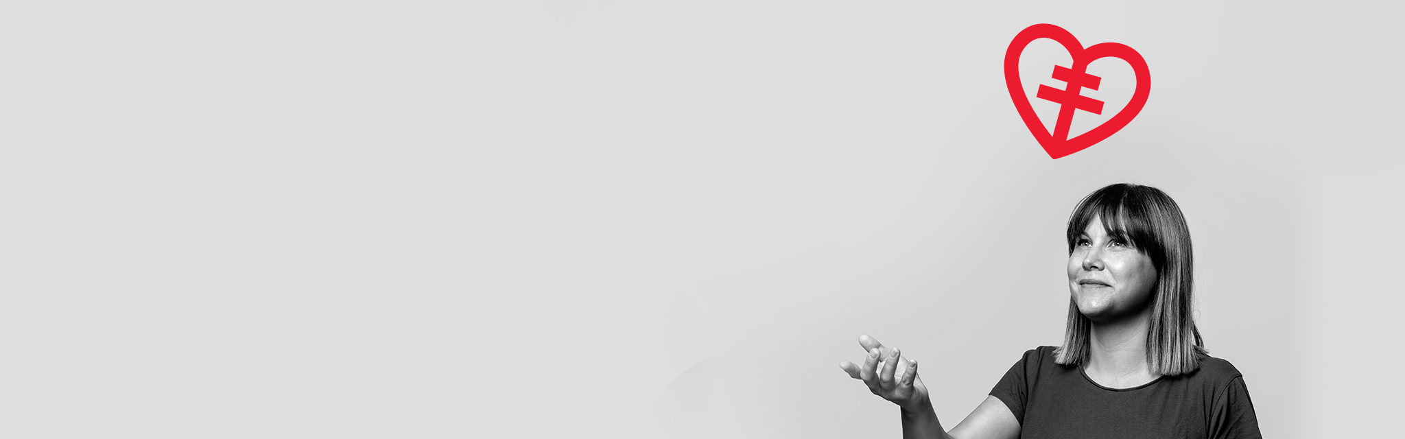 Kvinna håller i hjärt-lungfonden hjärtat