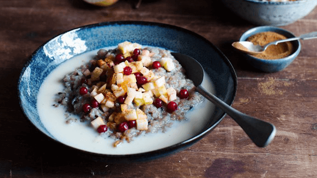 Råg- och linfrögröt med äpple- och lingonsalsa