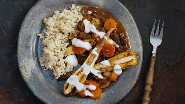 Ungersk rotfruktsgulasch på en tallrik.