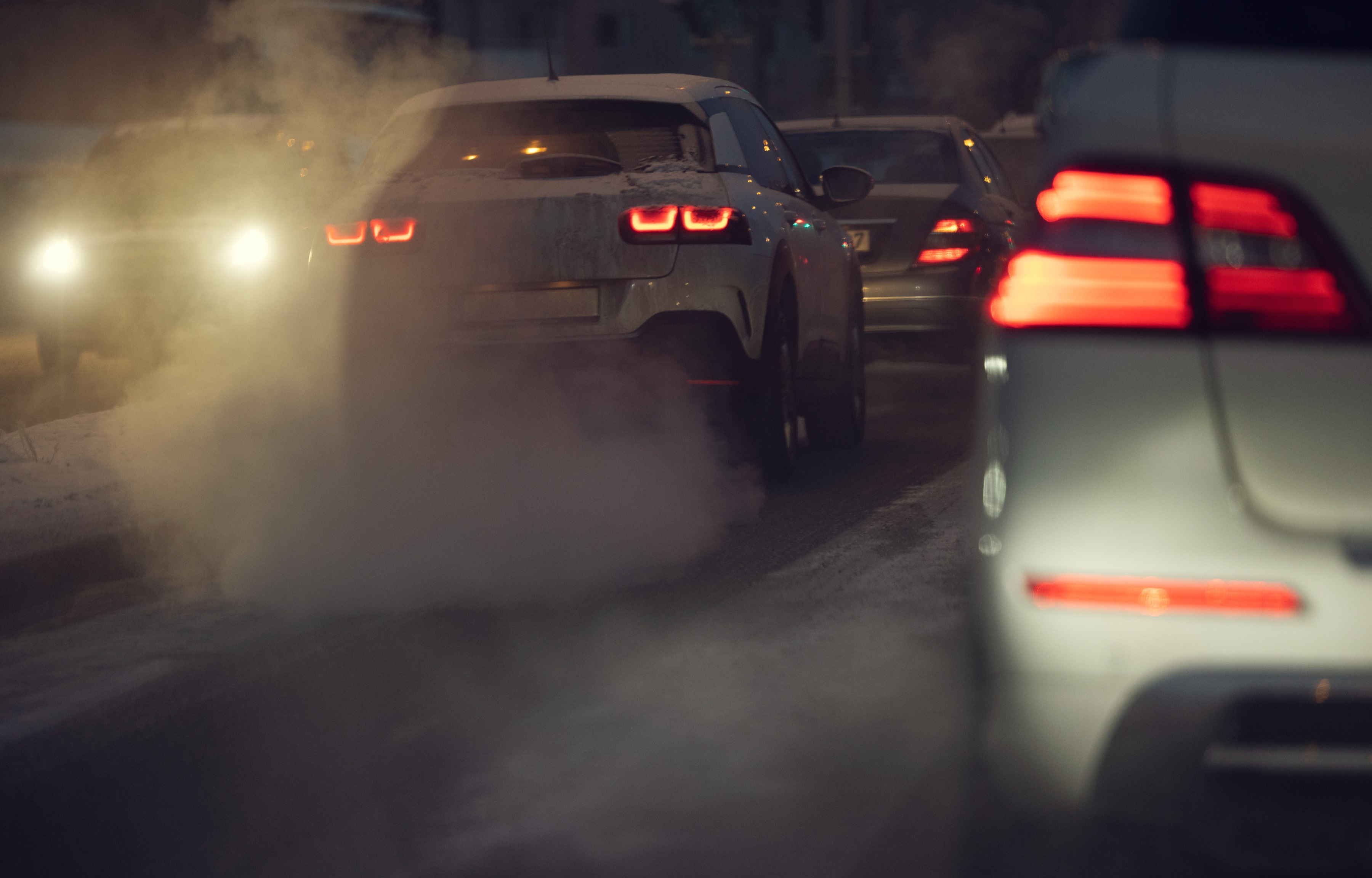 Bilar åker i stad i mörkret