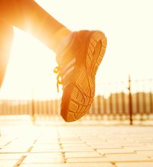 En gympasko i motljus