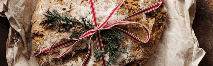 Rågbröd med en rosett knuten runt sig.