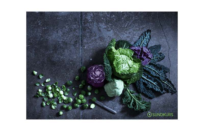 Grönsaker och en kniv på ett bord
