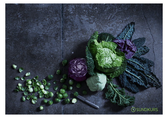 Grönsaker och en kniv på ett bord