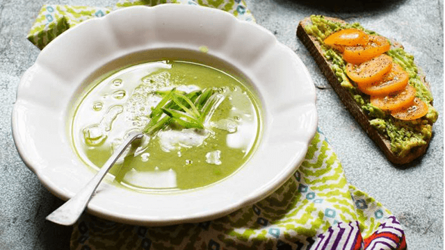 Grön ärtsoppa med gräslöksyoghurt