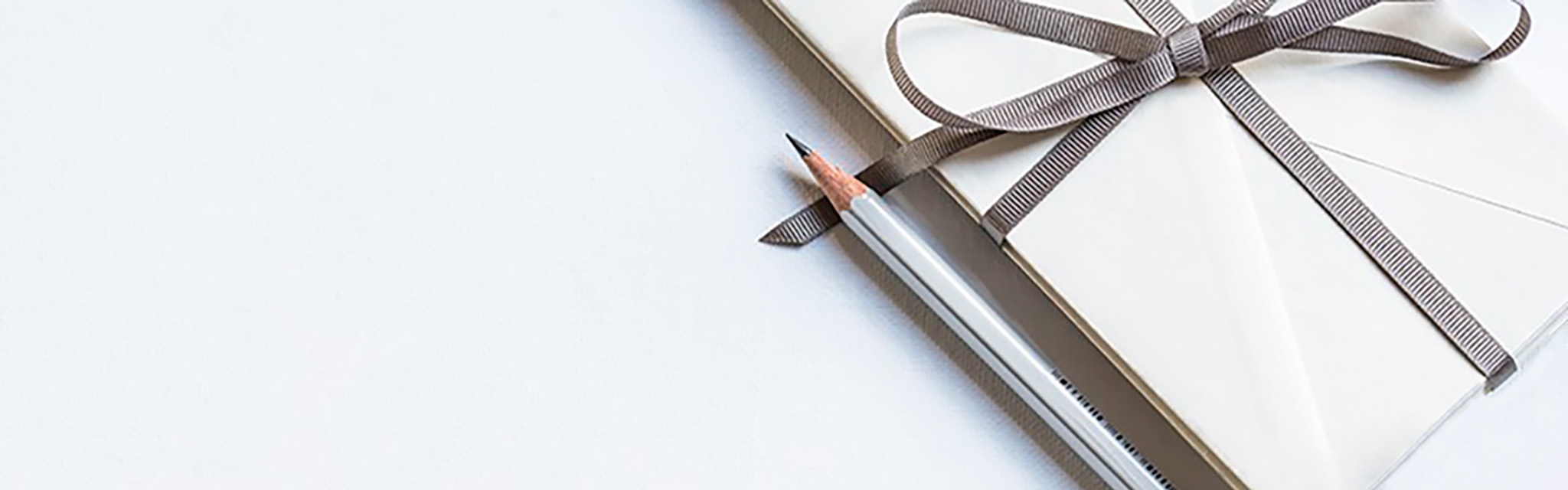 Begravningsprogram och penna.