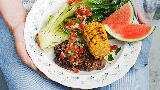 Grillad cosmopolitansallat med salsa och grillat kött