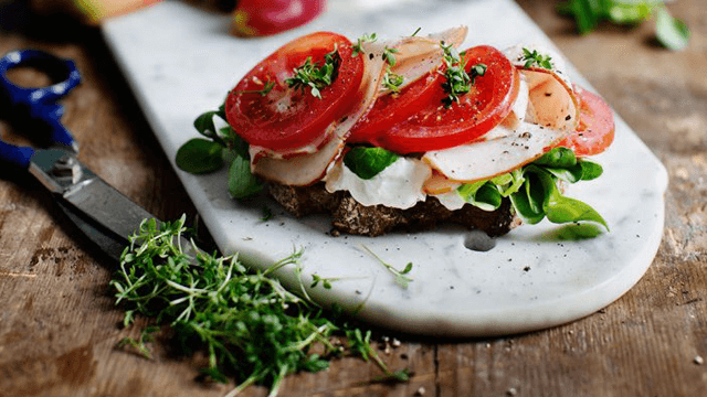 Macka med kalkon och äppel-pepparrotskesella