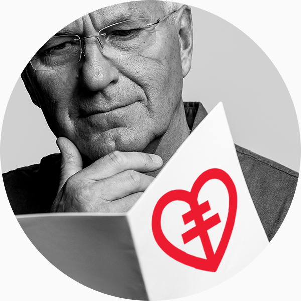 Man tittar i broschyr