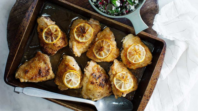 Kyckling med citron i en form.