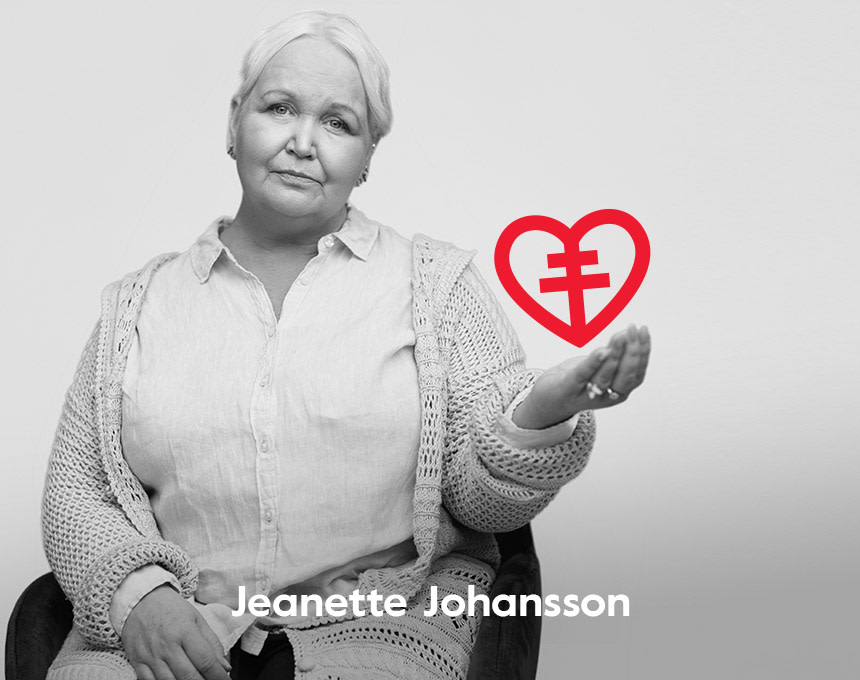 Jeanette drabbad av plötsligt hjärtstopp sitter och håller hjärt-lungfonden hjärtat i sin hand