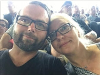 Ett par i medelåldern i ett publikhav