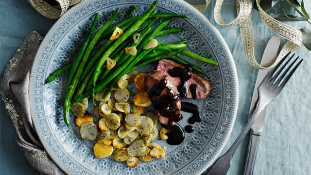 Lammytterfilé på en tallrik.