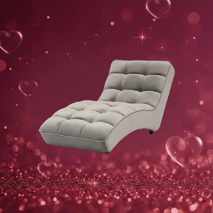 Tapicerowany szezlong Loren w jasnym kolorze na walentynkowym tle. Pikowane siedzisko i elegancki kształt zapewniają wygodę relaksu. Idealny szezlong do salonu, sypialni lub kącika wypoczynkowego.
