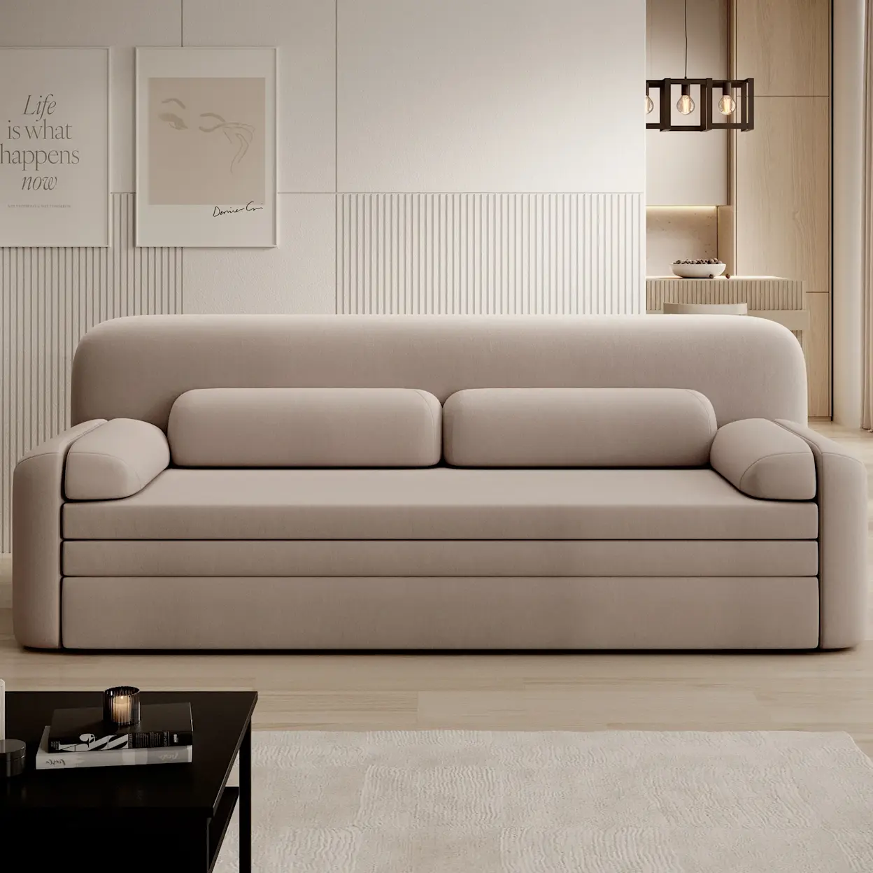 Beżowa kanapa Elioss w tkaninie Sola 18 w jasnym, nowoczesnym salonie. Sofa ma zaokrąglone podłokietniki i poduszki oparciowe, stoi na tle ściany z lamelami i grafikami. Z przodu widać czarny stolik kawowy Lanzzi z dekoracją