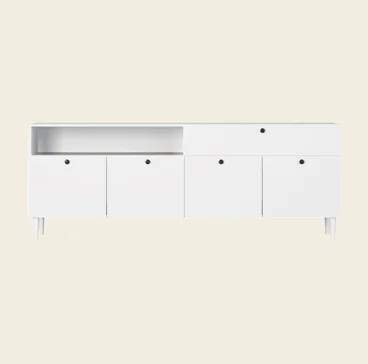 Komoda Dullum w kolorze białym na nóżkach, z czterema frontami i otwartą półką; elegancka baza pod telewizor w salon