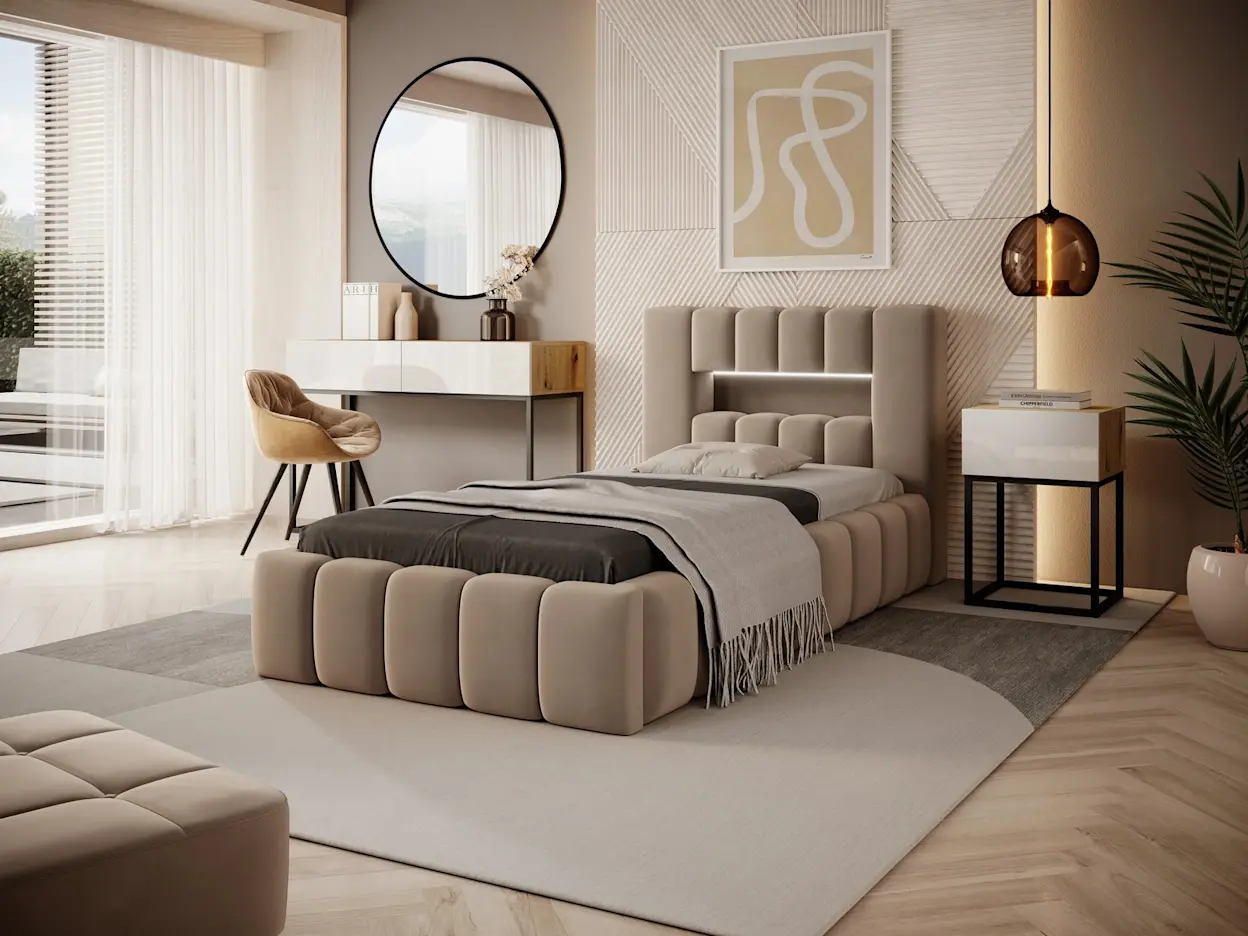 Beżowe łóżko tapicerowane Lamica Nube 20 z pojemnikiem i dekoracyjnym, miękko pikowanym zagłówkiem w jasnej sypialni. W tle okrągłe lustro Grace nad toaletką oraz stolik nocny w nowoczesnym stylu.