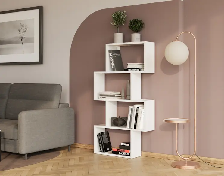 Biały regał Egurro o asymetrycznej formie, z książkami i dekoracjami, ustawiony przy różowej ścianie z łukiem w salonie.
