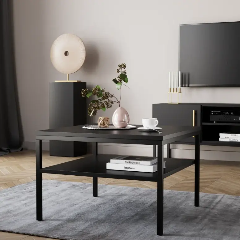 Czarny stolik kawowy Lanzzi i pasująca szafka RTV Lanzzi w eleganckim salonie, uzupełnione dekoracjami w złotych akcentach i miękkim dywanem.