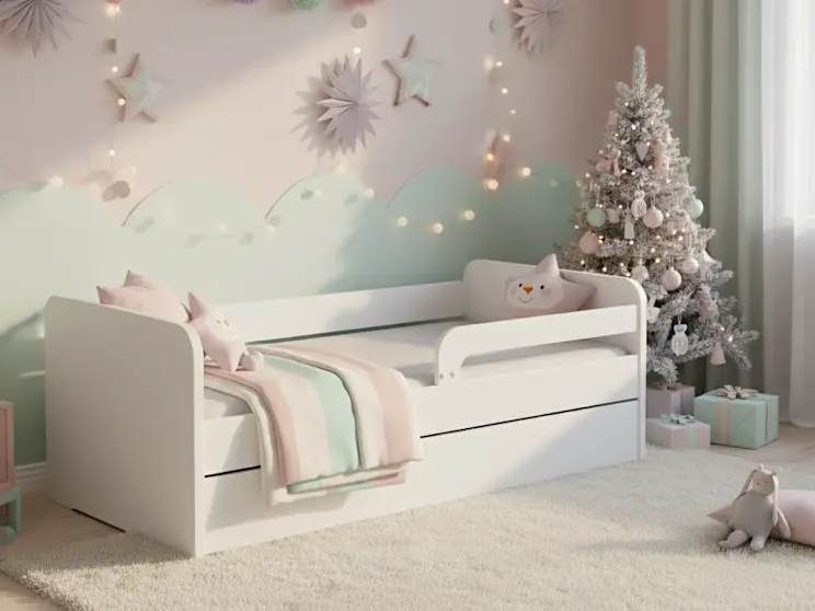 Białe łóżko Duuli w jasnym pokoju dziecka, ozdobionym pastelowymi pomponami, choinką i delikatnymi lampkami, idealne na świąteczny czas.