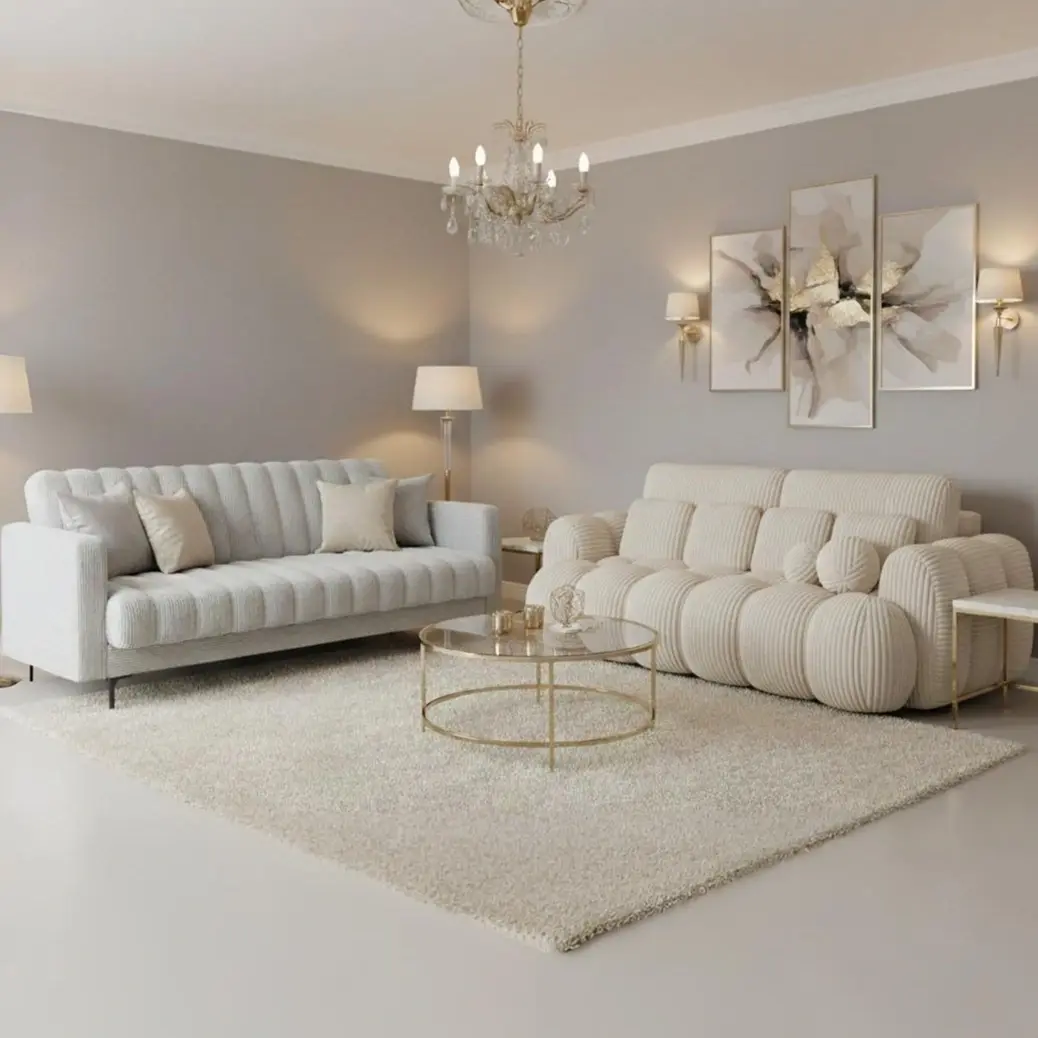 Sofa Cotton w tkaninie Modullo 01 i sofa Roneyy w Jarell 04 w eleganckim salonie glamour z jasnymi ścianami, złotymi dodatkami i kryształowym żyrandolem.