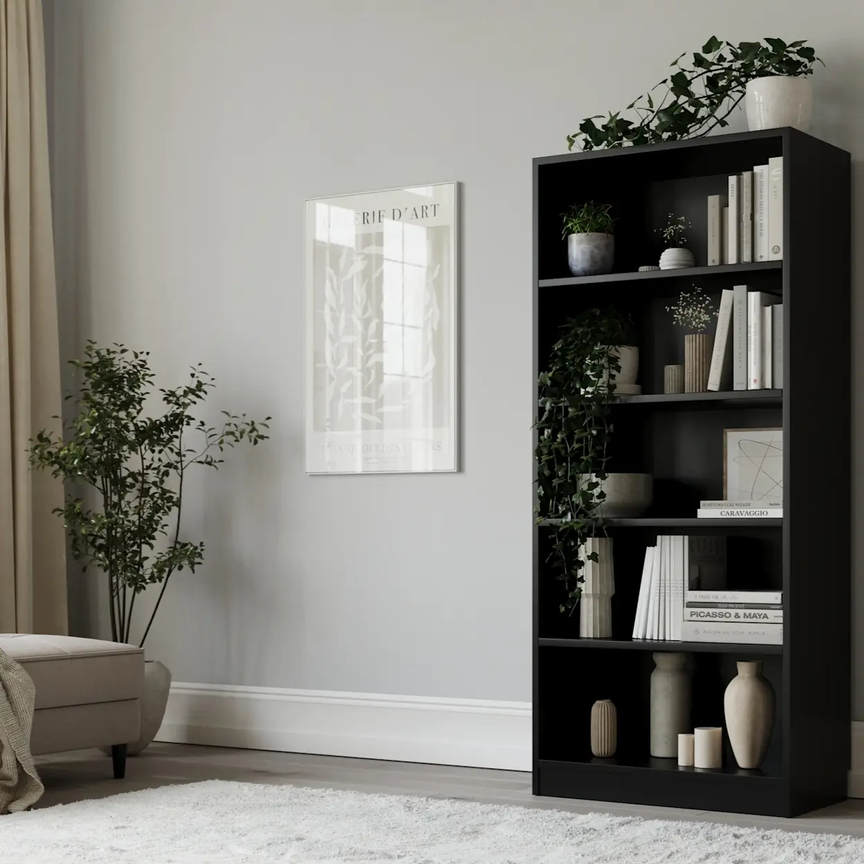 Przytulny kącik do czytania z czarnym regałem Seilf wypełnionym książkami, roślinami i dekoracjami. Obok stoi jasna pufa Bellis w tkaninie Inari 22, a stonowane kolory tworzą spokojną atmosferę relaksu.