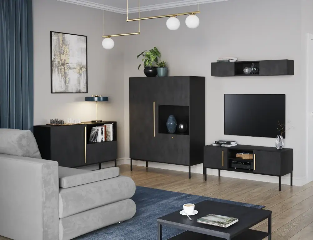 Nowoczesny salon z czarnymi meblami z kolekcji Lanzzi – witryną, komodą, szafką RTV, półką i stolikiem kawowym, uzupełniony jasnoszarą kanapą Milo i granatowym dywanem.