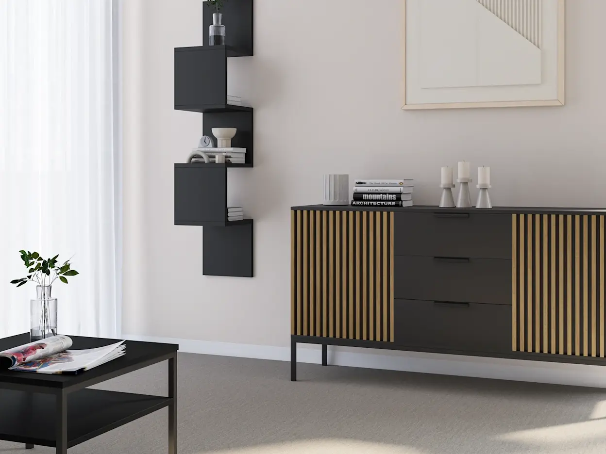 Nowoczesny salon z czarną półką ścienną Sunpedo o geometrycznej formie, ustawioną przy jasnej ścianie. Obok stoi komoda Meorati z lamelowym frontem, a całość uzupełnia stolik kawowy Lanzzi i minimalistyczne dekoracje.