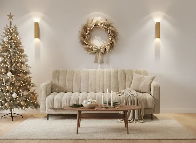Kanapa Roneyy Jarell 18 w jasnym salonie udekorowanym na święta, z choinką, wieńcem i naturalnymi dodatkami, tworząca ciepłą atmosferę.