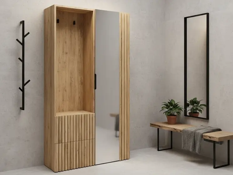 Garderoba Vimerio do holu: drewniany moduł z miejscem na okrycia, praktyczną szafką oraz wysokim lustrem z lamelowym akcentem. Betonowa ściana, minimalistyczne oświetlenie i prosta ławka tworzą uporządkowaną strefę wejściową.