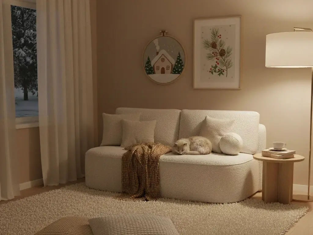 Biała kanapa Lilana w tkaninie Royal 01, zaprezentowana w przytulnym salonie z ciepłym oświetleniem i miękkimi dodatkami.