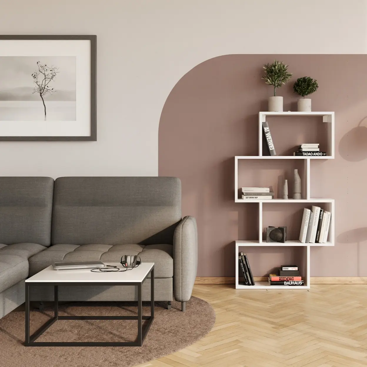 Nowoczesny salon z szarym narożnikiem Gomsi Manhattan 03 i białym regałem Egurro na książki oraz dekoracje. Jasna podłoga w jodełkę i delikatna kolorystyka wnętrza tworzą spokojną, elegancką przestrzeń.