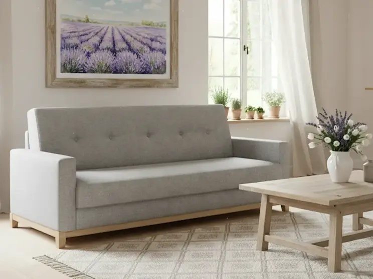 Stylowa wersalka Selene Sawana 21 w jasnym salonie z prowansalską aranżacją, drewnianym stolikiem kawowym, obrazem przedstawiającym pole lawendy oraz dekoracyjnym bukietem kwiatów.