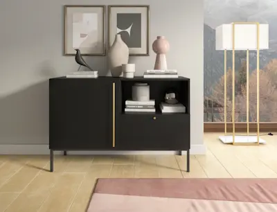 elegancka komoda lanzzi w kolorze czarnym z dekoracyjnymi dodatkami, złotym akcentem i minimalistyczną lampą w tle panoramicznego okna
