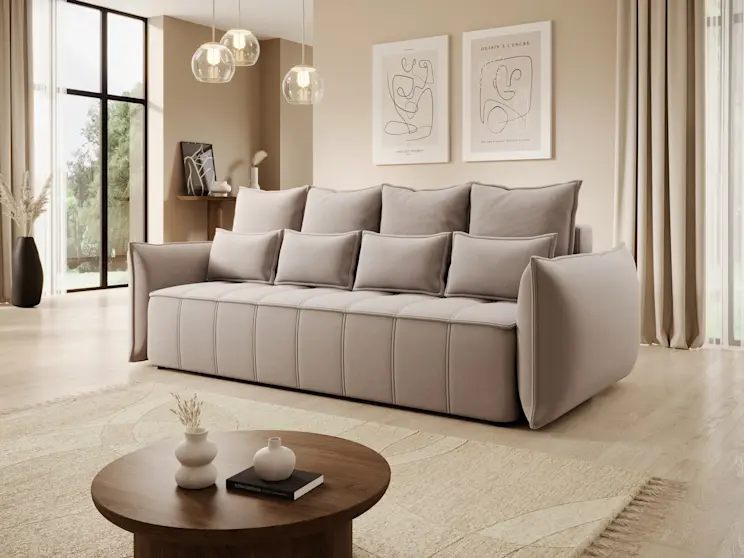 Stylowa kanapa Weltton w odcieniach beżu, ustawiona w nowoczesnym, ciepłym wnętrzu, idealna do relaksu i codziennego wypoczynku.