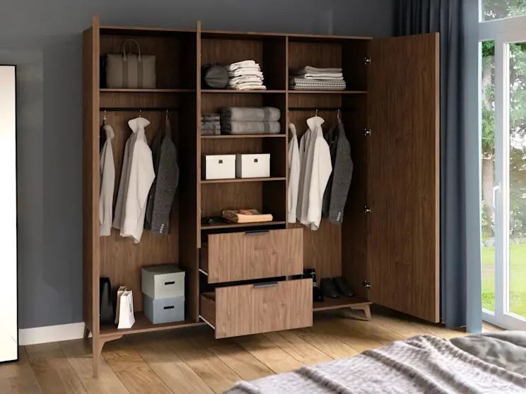 Stylowa szafa Entsian w dekorze dąb artisan z otwartymi drzwiami, z ubraniami, półkami i szufladami, ustawiona w nowoczesnej sypialni z widokiem na ogród.