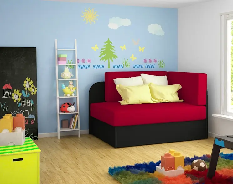 Czerwona kanapa Rosa (Alova 46/Alova 04) w pokoju dziecięcym – sofa z czarną podstawą i żółtymi poduszkami. W tle błękitna ściana z rysunkami chmur i słońca oraz drabinkowy regał na zabawki.