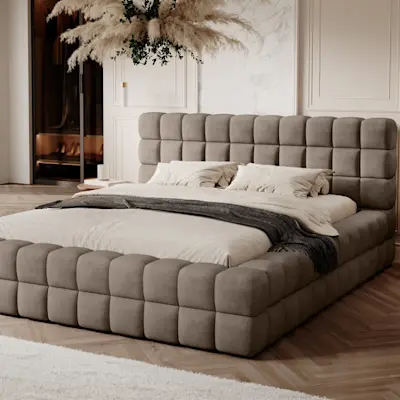 Łóżko Dizzle z miękką, pikowaną ramą i wysokim wezgłowiem, w eleganckiej sypialni utrzymanej w beżach i ciepłych naturalnych tonach.