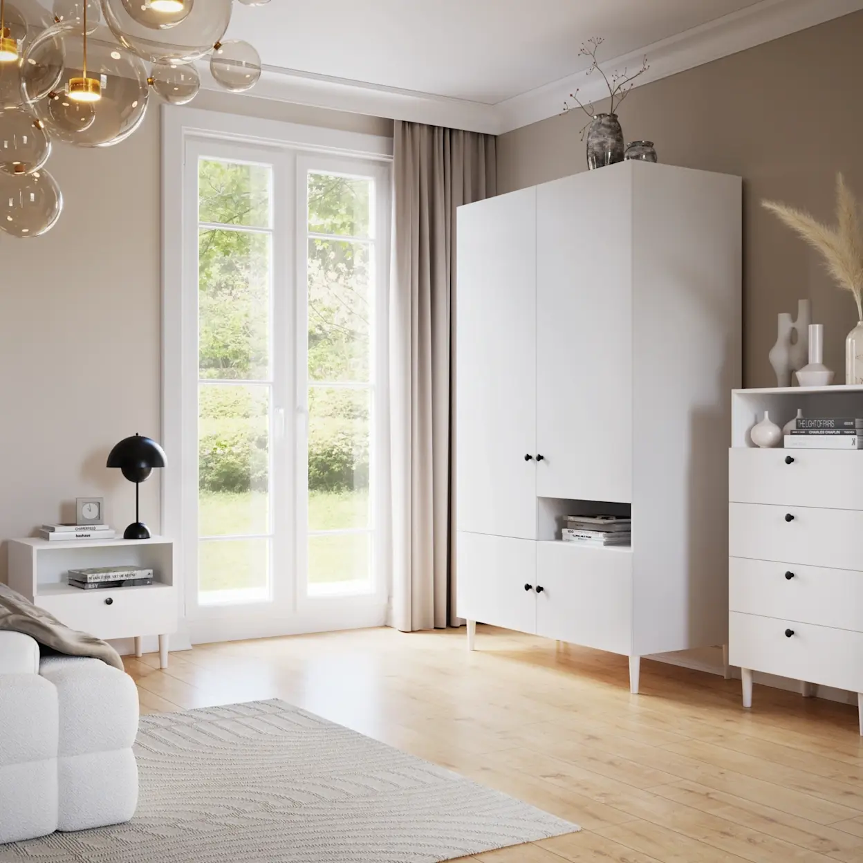 Jasna sypialnia z szafą, regałem i szafką nocną Dullum oraz łóżkiem Dizzle, urządzona w minimalistycznym stylu z naturalnym światłem.