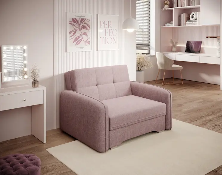 Pudrowa kanapa Laine Poco 101 w jasnym wnętrzu, obok lustra Flamnate na toaletce i lampy Calide nad strefą pracy.