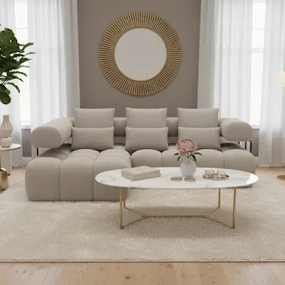 Narożnik Levvi w tkaninie Royal 18 w eleganckim salonie z jasnym dywanem, złotymi dodatkami i dużym dekoracyjnym lustrem.